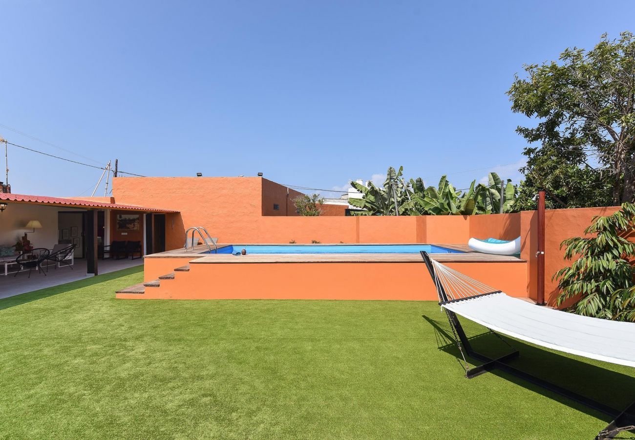Finca del Norte is a spacious and modern holiday home with heated private pool in Arucas, Gran Canaria