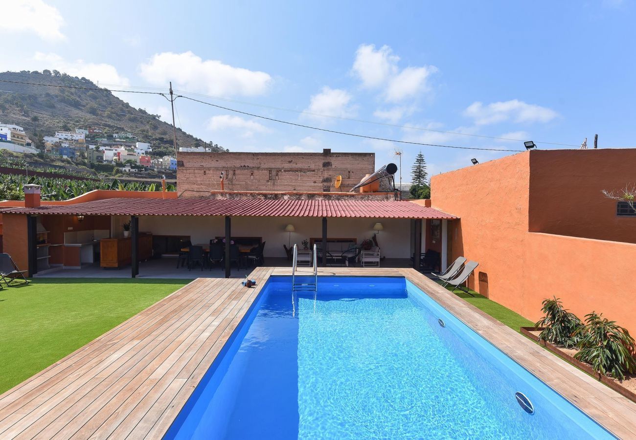 Finca del Norte is a spacious and modern holiday home with heated private pool in Arucas, Gran Canaria
