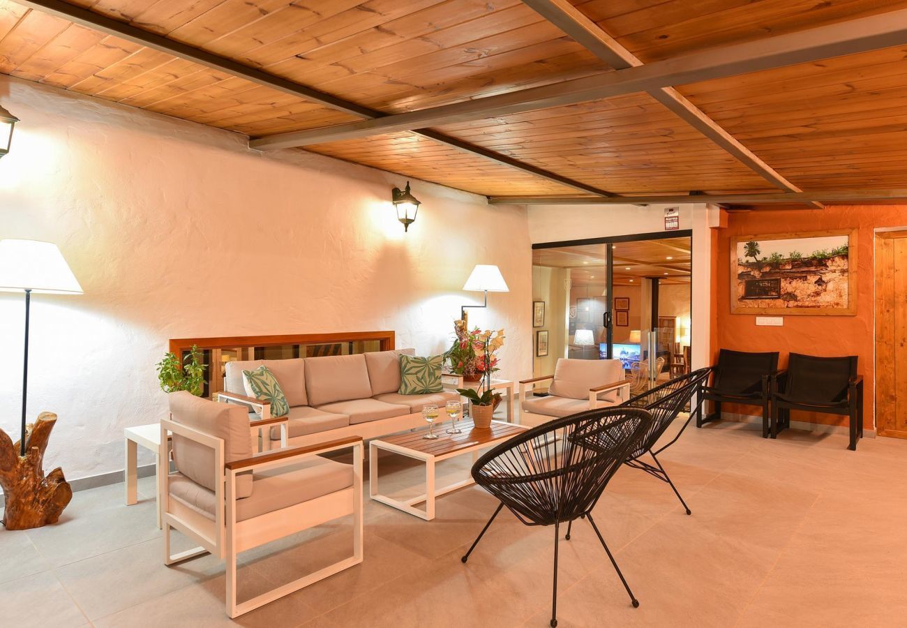 Finca del Norte is a spacious and modern holiday home with heated private pool in Arucas, Gran Canaria