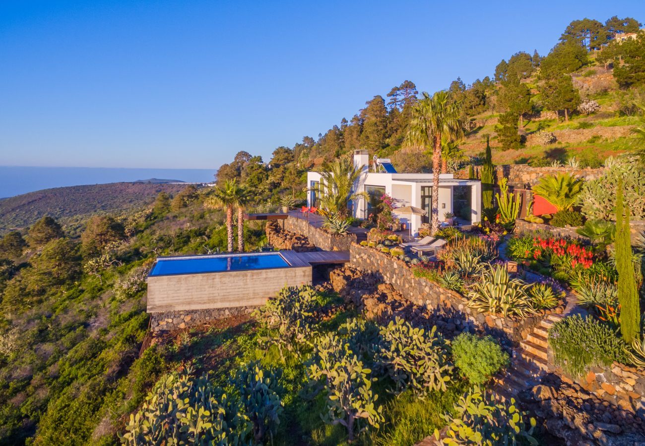 Villa Infinite is a luxurious, modern holiday home for two. With tropical garden, pool and sea view in Puntagorda, La Palma