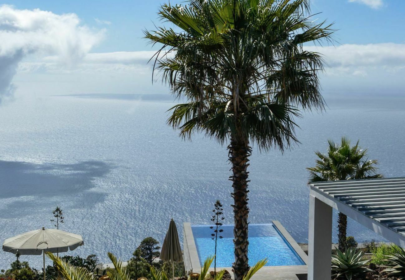 Villa Infinite is a luxurious, modern holiday home for two. With tropical garden, pool and sea view in Puntagorda, La Palma