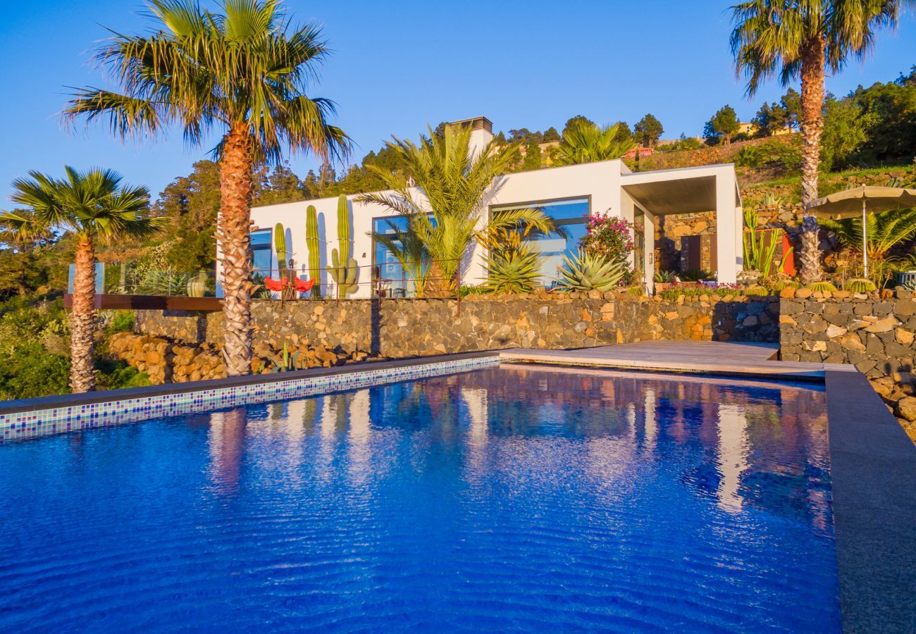 Villa Infinite is a luxurious, modern holiday home for two. With tropical garden, pool and sea view in Puntagorda, La Palma
