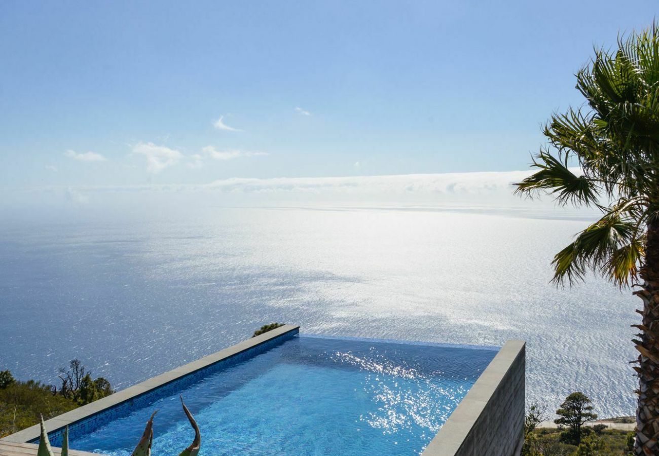 Villa Infinite is a luxurious, modern holiday home for two. With tropical garden, pool and sea view in Puntagorda, La Palma