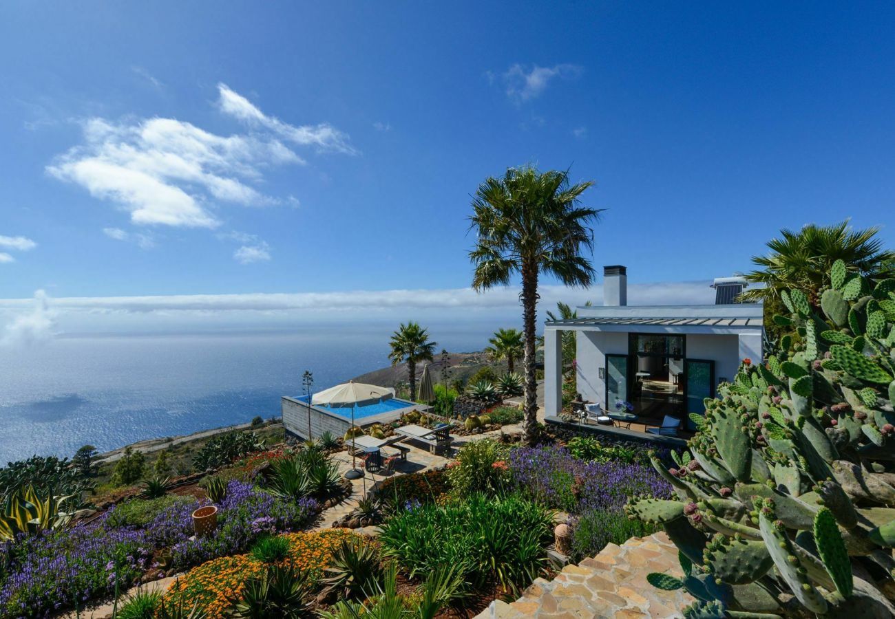 Villa Infinite is a luxurious, modern holiday home for two. With tropical garden, pool and sea view in Puntagorda, La Palma