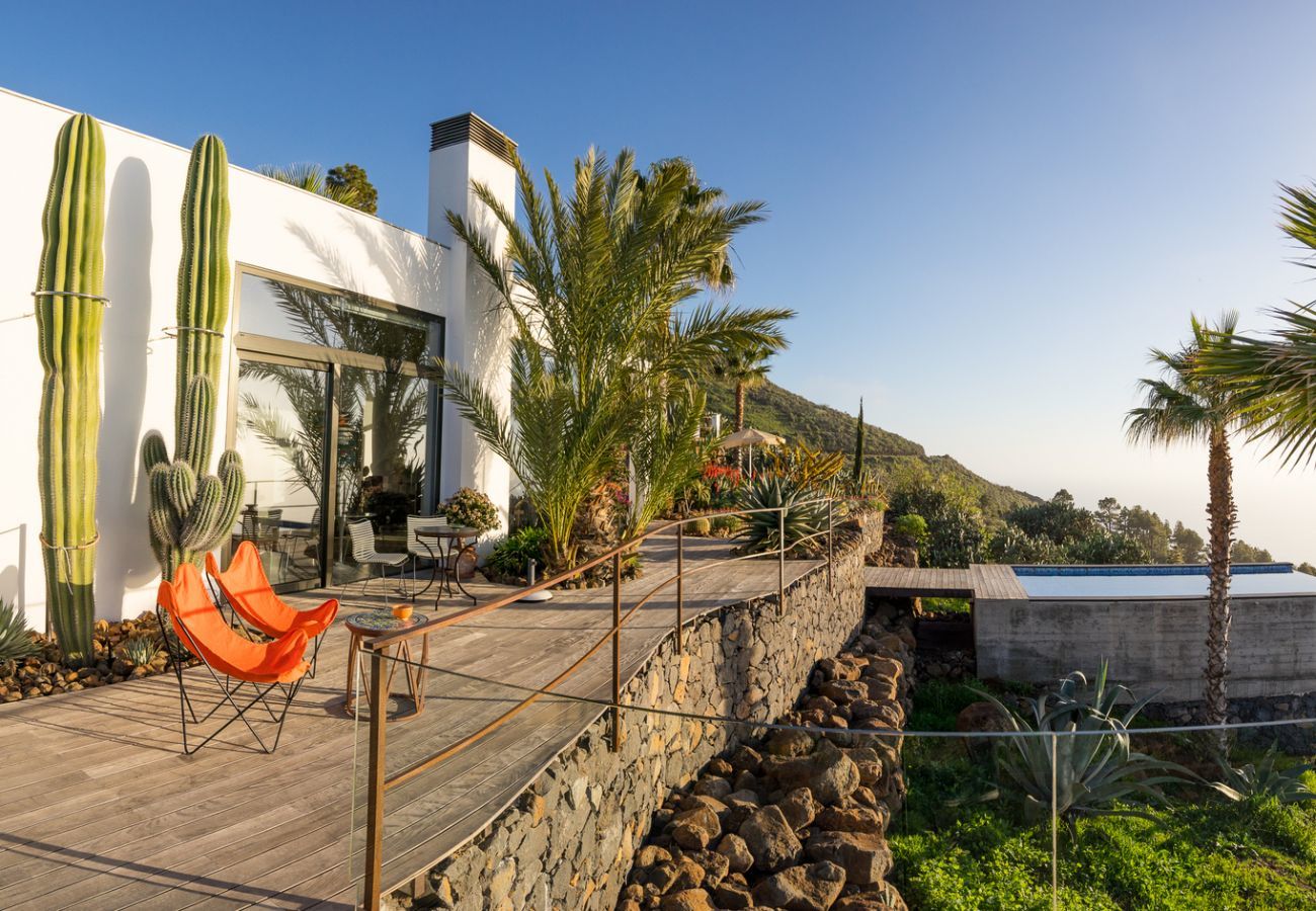 Villa Infinite is a luxurious, modern holiday home for two. With tropical garden, pool and sea view in Puntagorda, La Palma