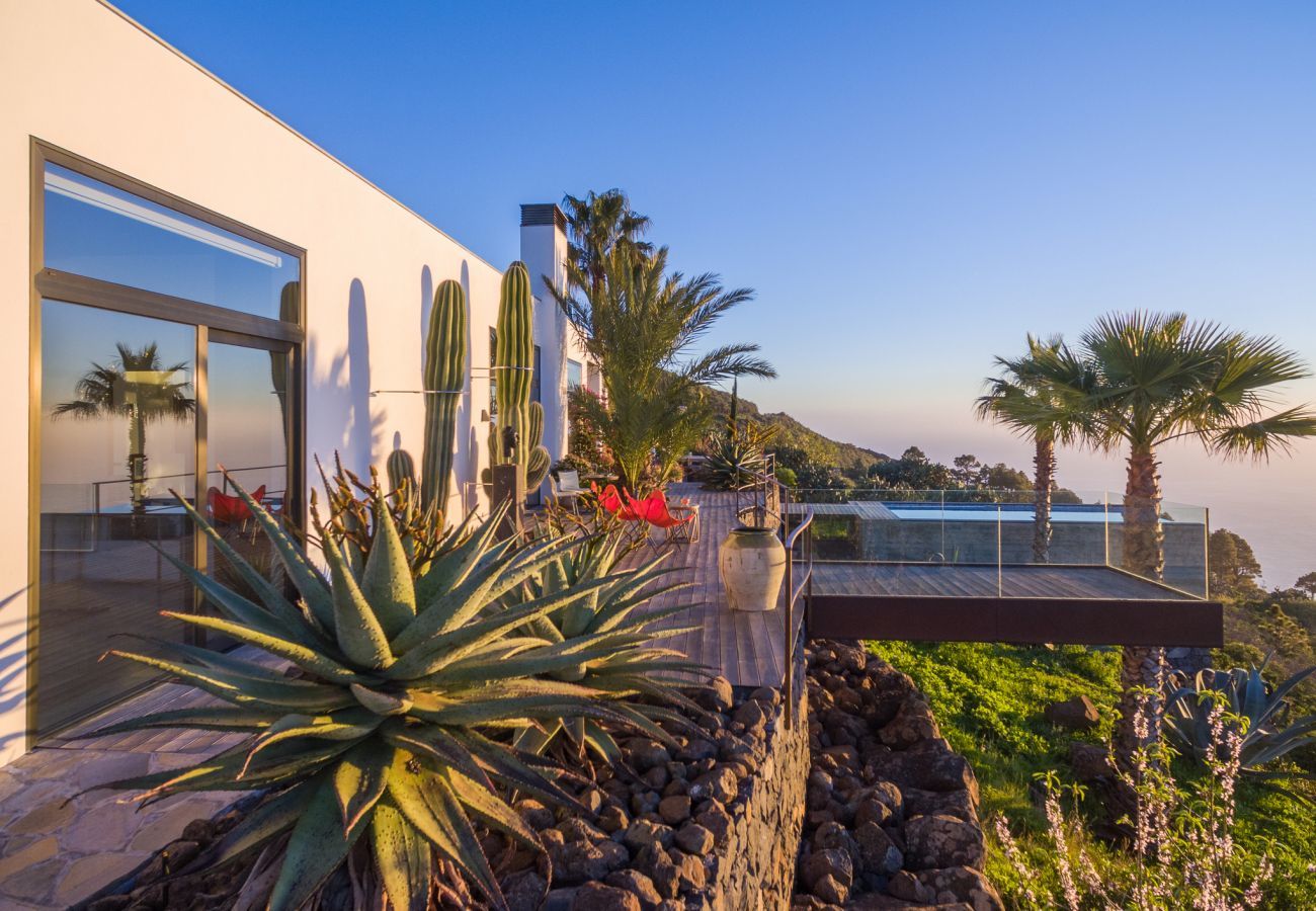 Villa Infinite is a luxurious, modern holiday home for two. With tropical garden, pool and sea view in Puntagorda, La Palma