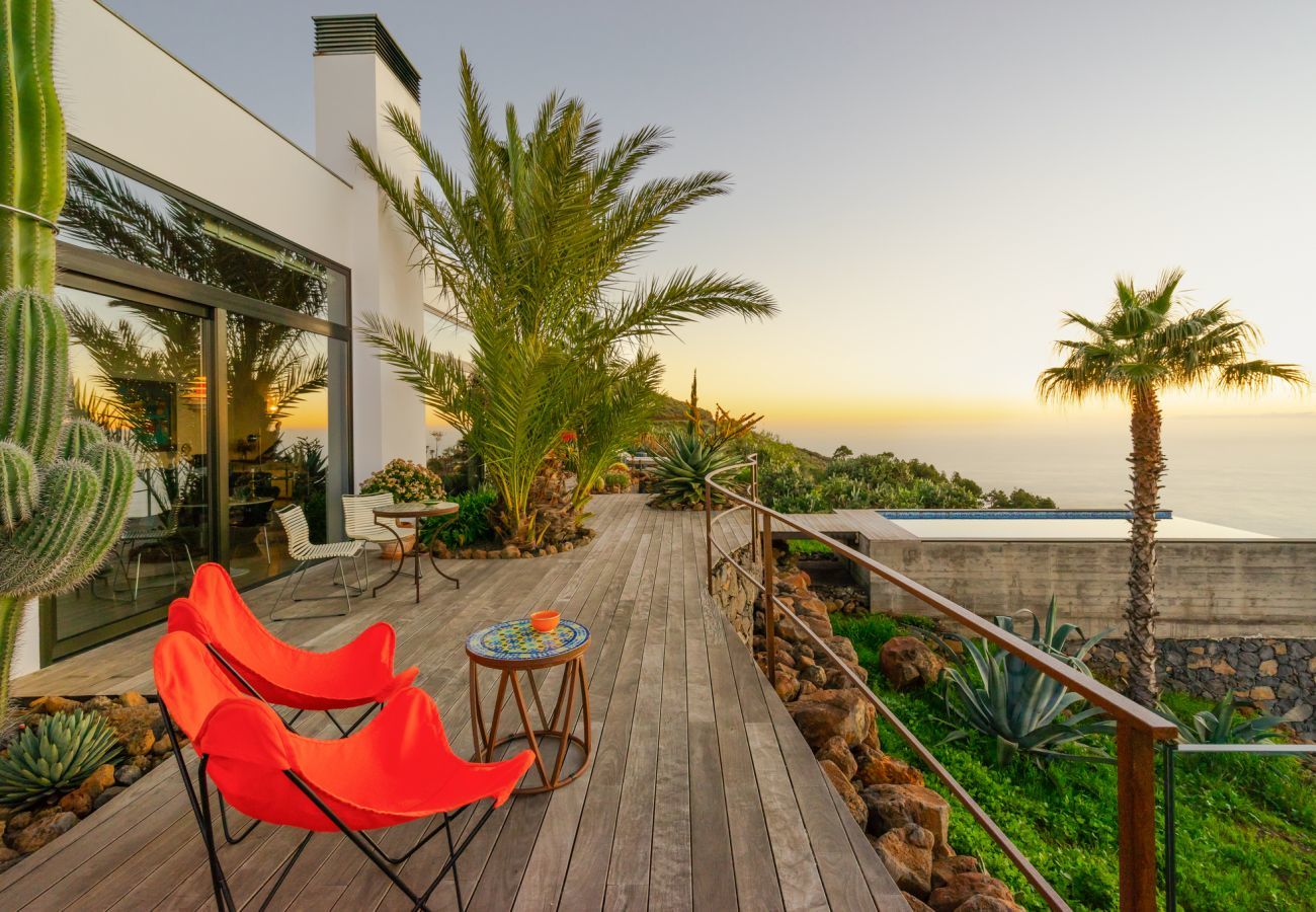 Villa Infinite is a luxurious, modern holiday home for two. With tropical garden, pool and sea view in Puntagorda, La Palma