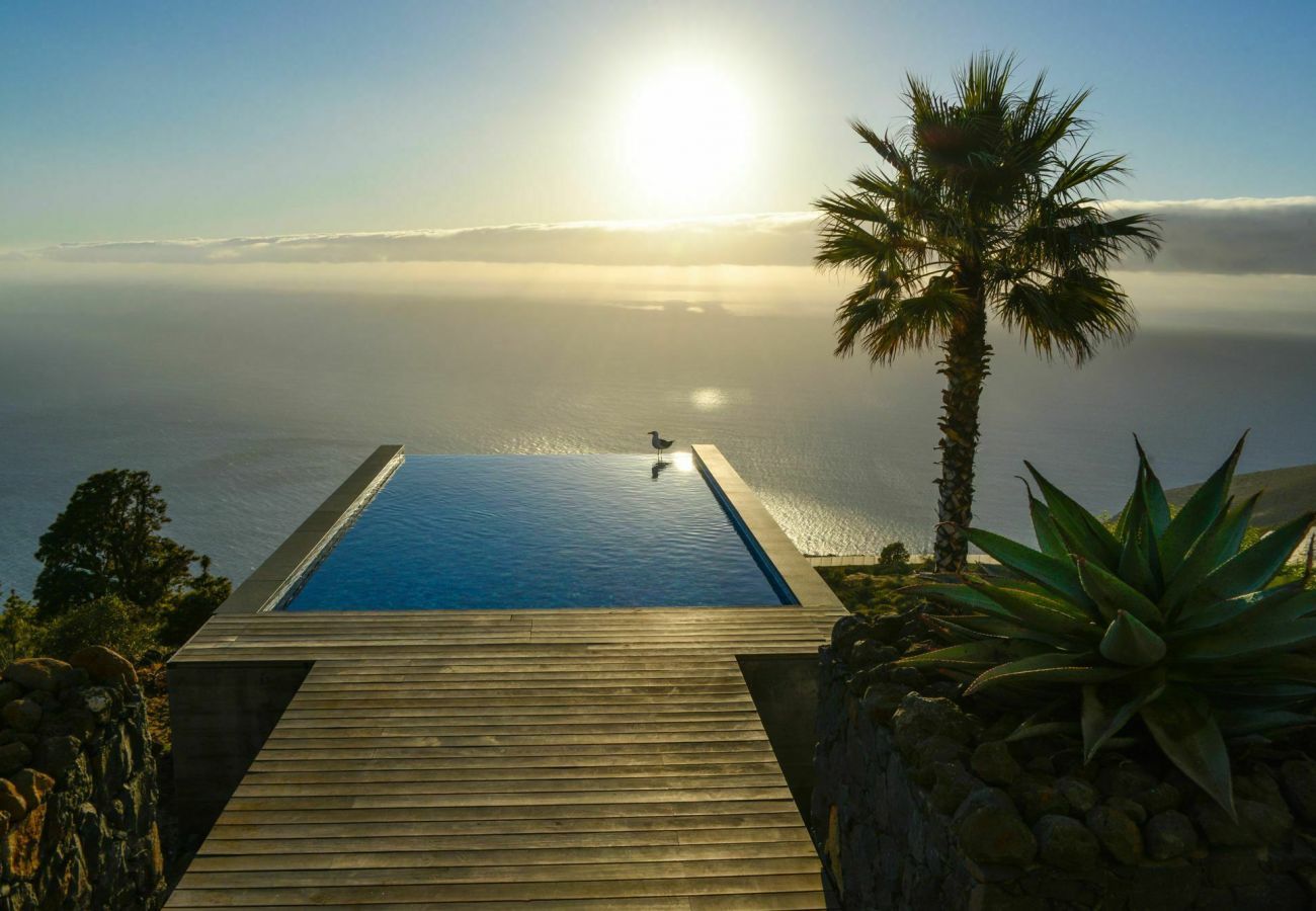 Villa Infinite is a luxurious, modern holiday home for two. With tropical garden, pool and sea view in Puntagorda, La Palma