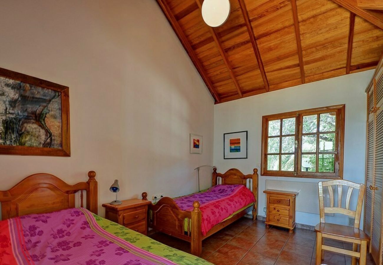 Villa Anna is a beautiful holiday villa with heatable private pool, tropical garden and sea view in Tijarafe, La Palma