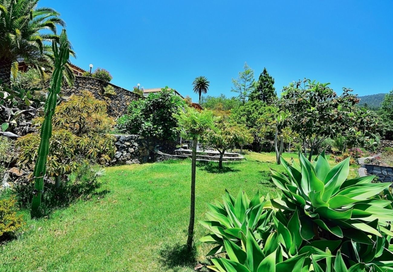 Villa Anna is a beautiful holiday villa with heatable private pool, tropical garden and sea view in Tijarafe, La Palma