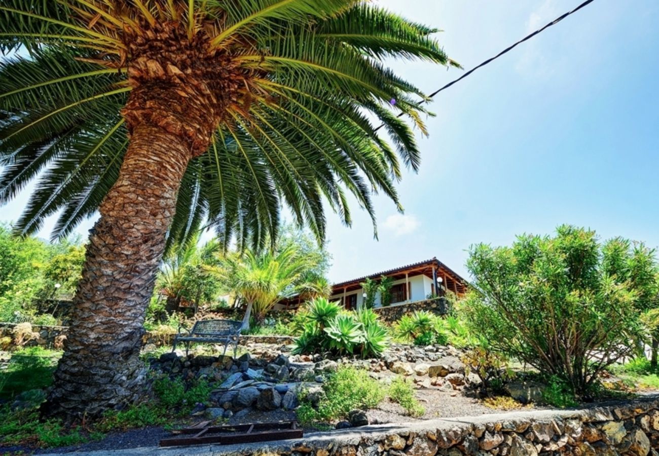 Villa Anna is a beautiful holiday villa with heatable private pool, tropical garden and sea view in Tijarafe, La Palma