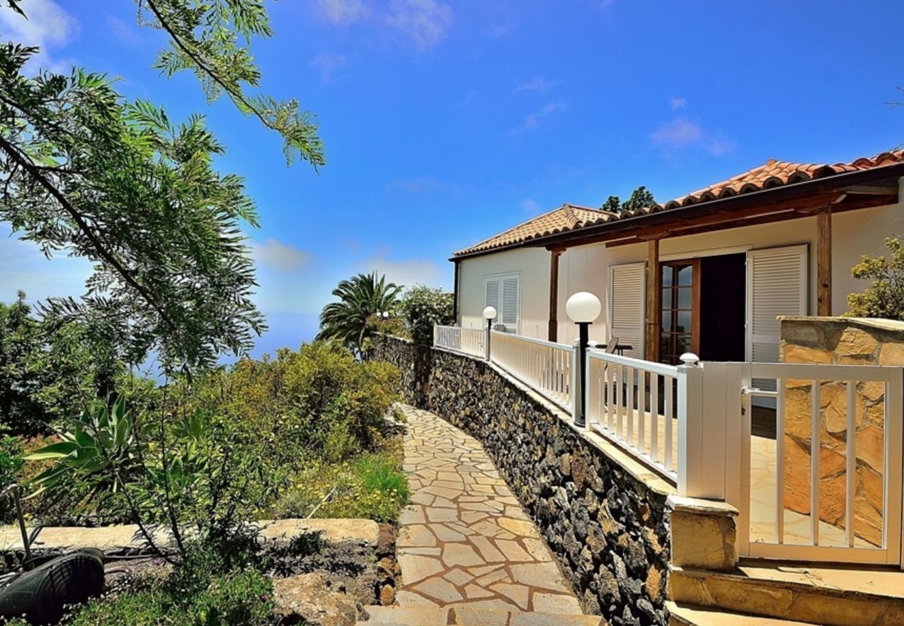 Villa Anna is a beautiful holiday villa with heatable private pool, tropical garden and sea view in Tijarafe, La Palma