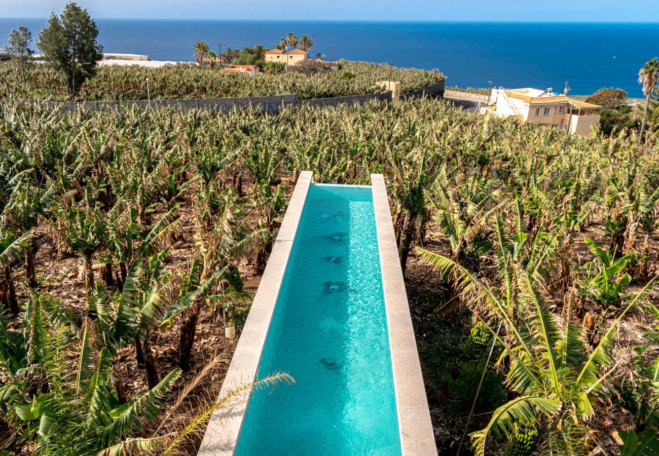 Casa Alba Marina is a luxurious holiday home with heated salt water pool and seaview in Tazacorte, La Palma