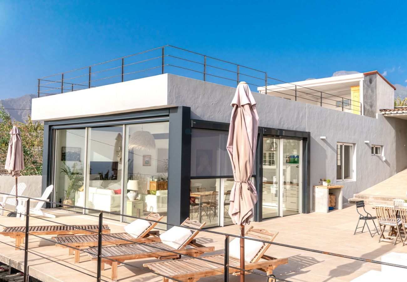 Casa Alba Marina is a luxurious holiday home with heated salt water pool and seaview in Tazacorte, La Palma