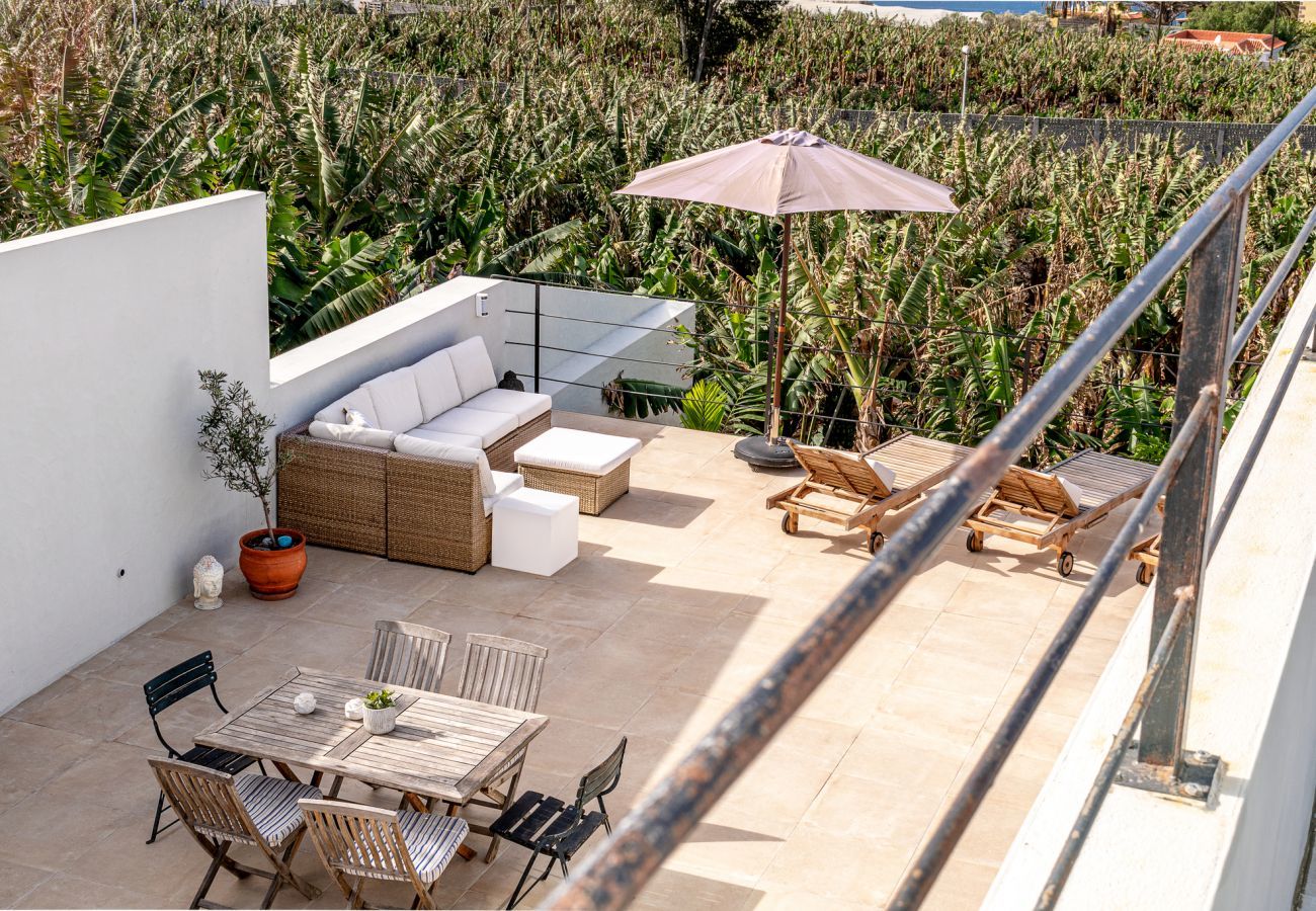 Casa Alba Marina is a luxurious holiday home with heated salt water pool and seaview in Tazacorte, La Palma