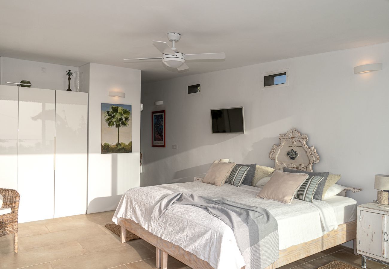 Casa Alba Marina is a luxurious holiday home with heated salt water pool and seaview in Tazacorte, La Palma