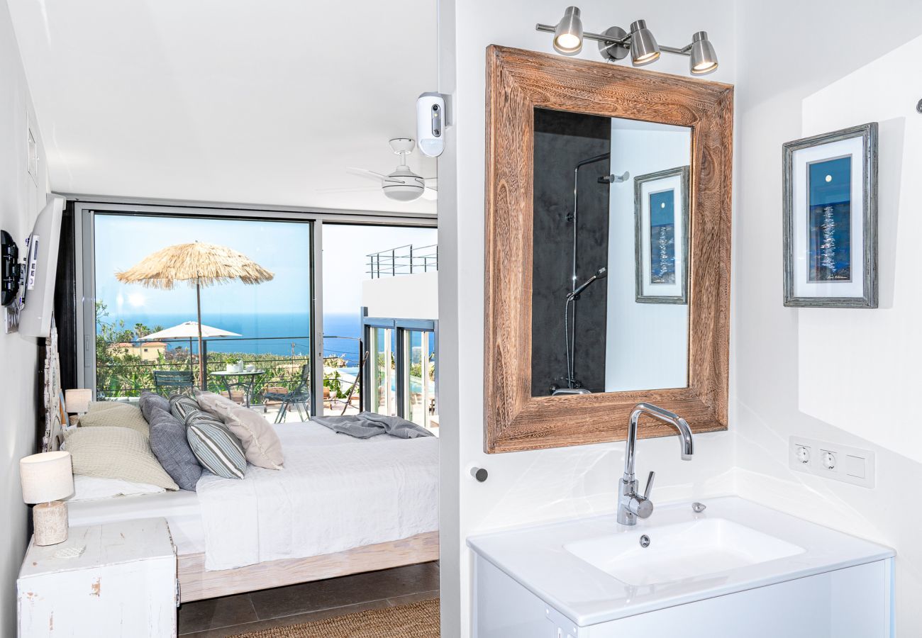 Casa Alba Marina is a luxurious holiday home with heated salt water pool and seaview in Tazacorte, La Palma