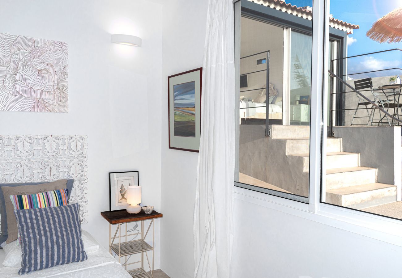 Casa Alba Marina is a luxurious holiday home with heated salt water pool and seaview in Tazacorte, La Palma