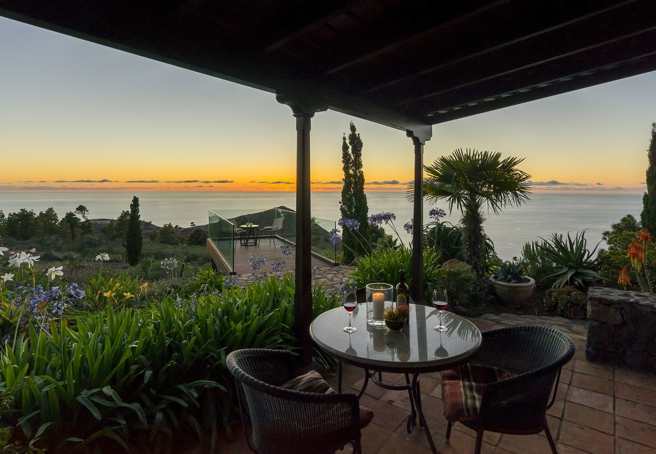 Pavilion Miramar is a tropical villa for two with sea view and lots of privacy in Puntagorda, La Palma