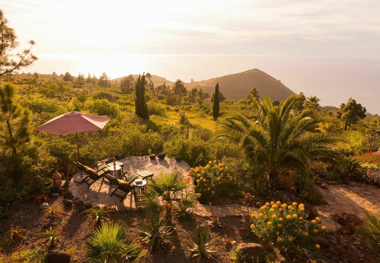 Pavilion Miramar is a tropical villa for two with sea view and lots of privacy in Puntagorda, La Palma