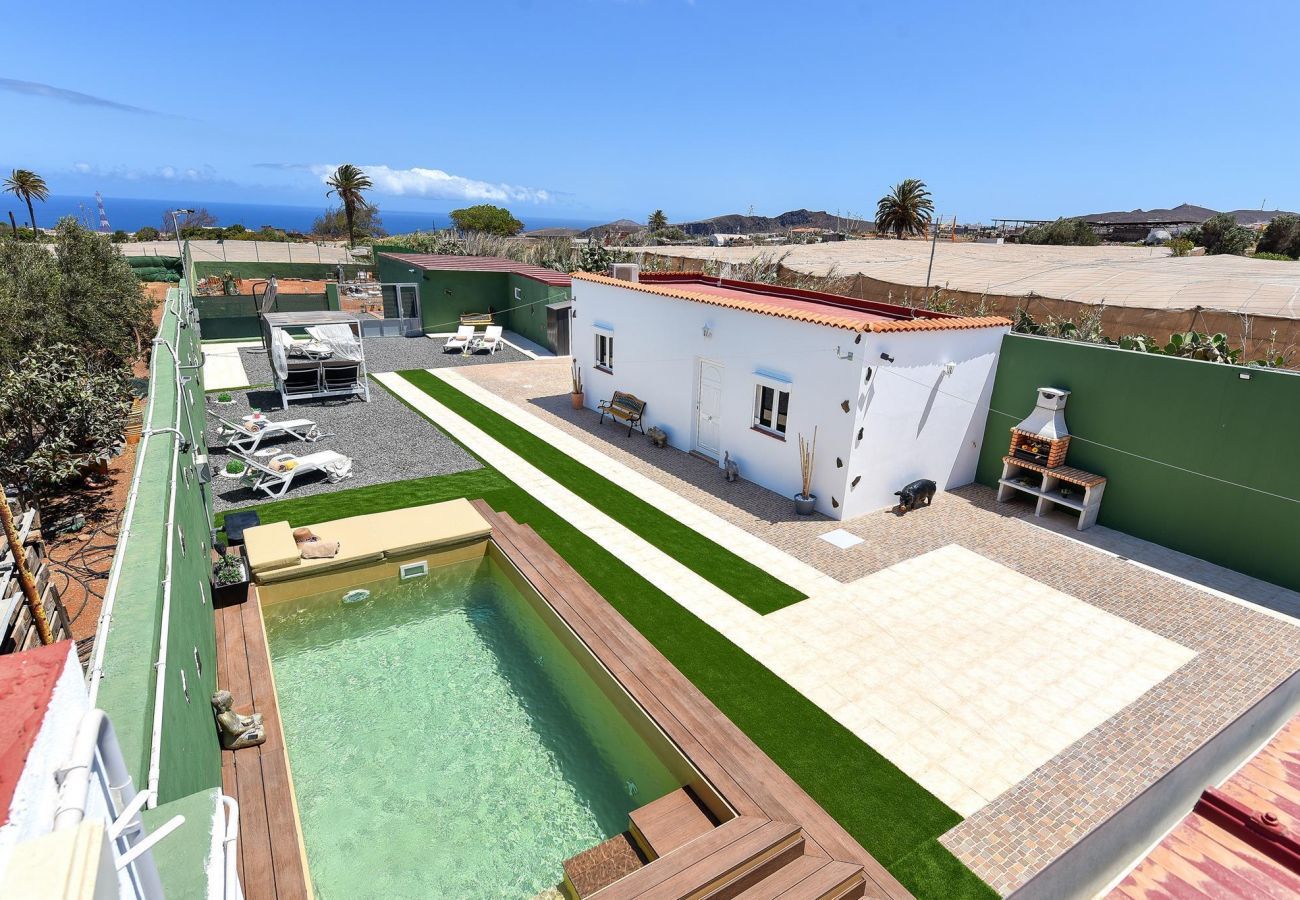 Villa La Vela is a lovely holiday home for large families. With heated private pool and lounge area in Ingenio, Gran Canaria