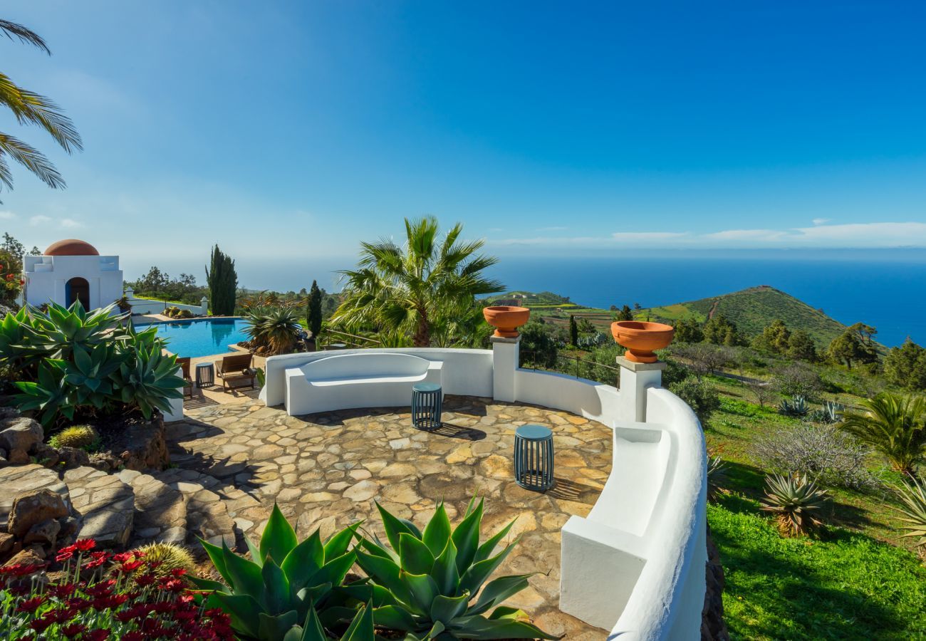 Villa Botanico is a tropical holiday villa with garden, heated private pool and panoramic sea view in Puntagorda, La Palma