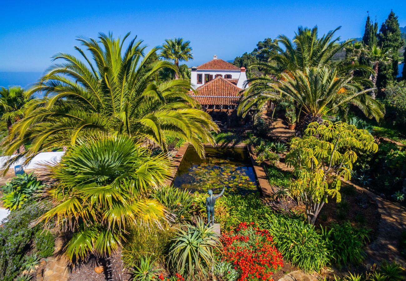 Villa Botanico is a tropical holiday villa with garden, heated private pool and panoramic sea view in Puntagorda, La Palma