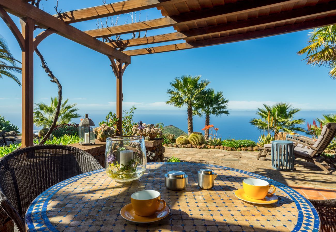 Villa Botanico is a tropical holiday villa with garden, heated private pool and panoramic sea view in Puntagorda, La Palma