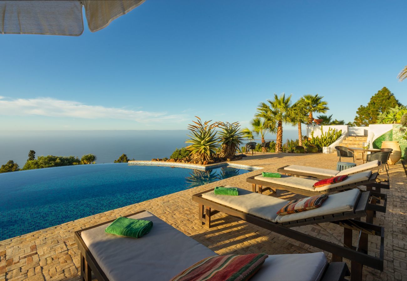 Villa Botanico is a tropical holiday villa with garden, heated private pool and panoramic sea view in Puntagorda, La Palma
