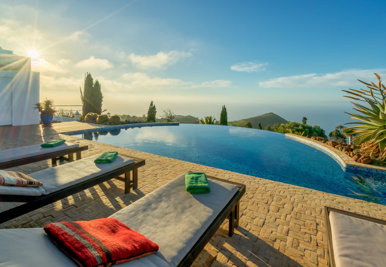 Villa Botanico is a tropical holiday villa with garden, heated private pool and panoramic sea view in Puntagorda, La Palma