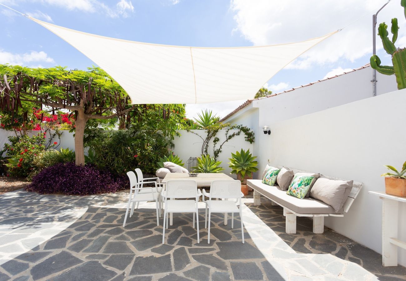 Casa Desiño II is a modern, detached holiday home with amazing outdoors in Guaza, Tenerife