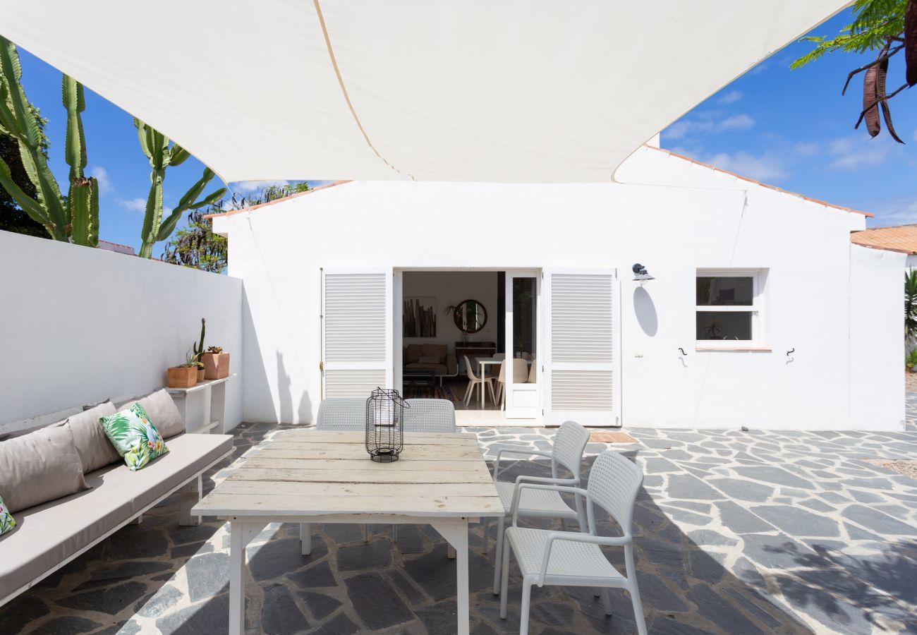 Casa Desiño II is a modern, detached holiday home with amazing outdoors in Guaza, Tenerife