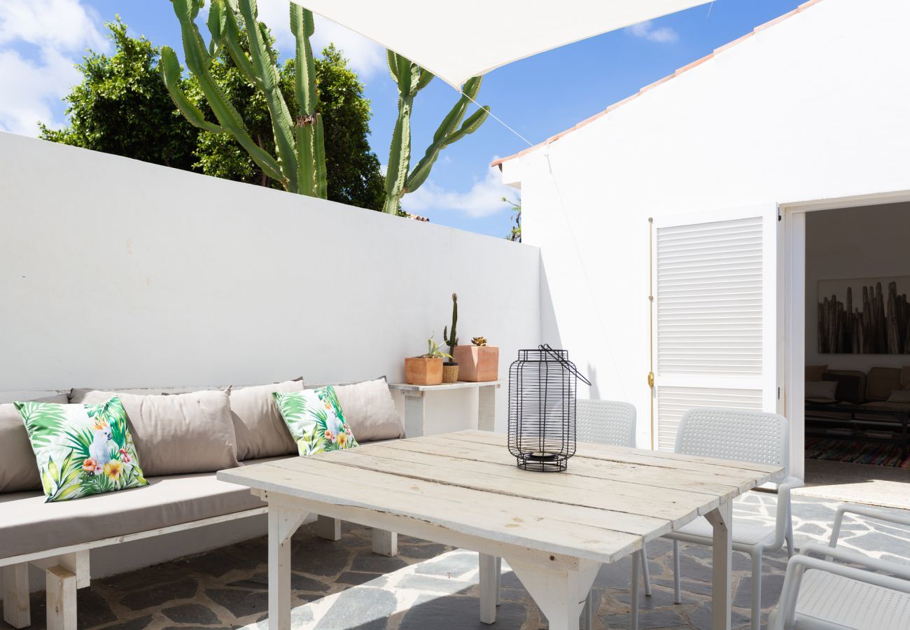 Casa Desiño II is a modern, detached holiday home with amazing outdoors in Guaza, Tenerife