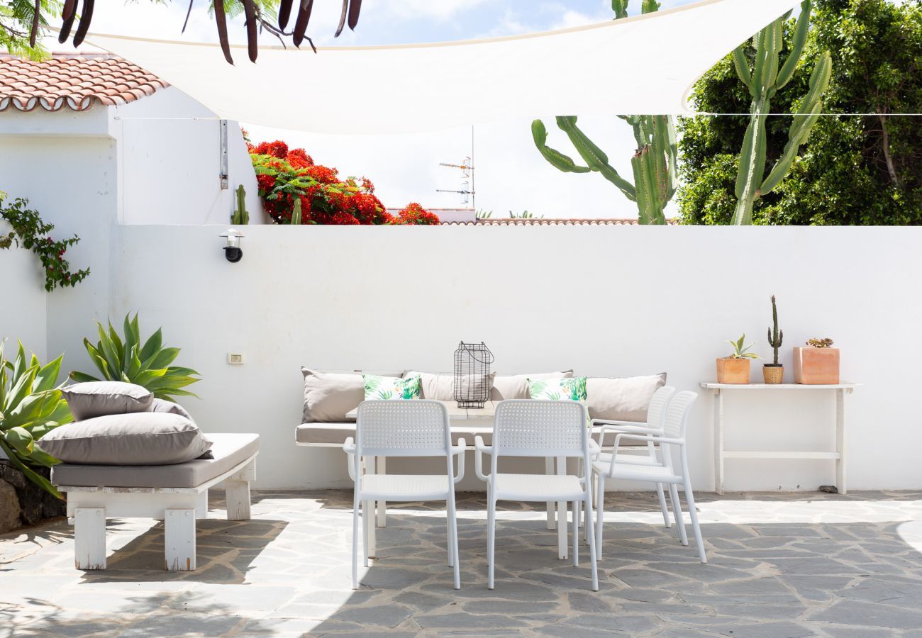 Casa Desiño II is a modern, detached holiday home with amazing outdoors in Guaza, Tenerife