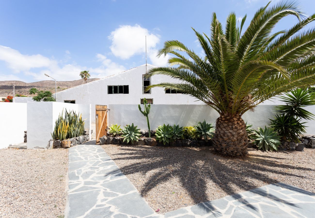 Casa Desiño II is a modern, detached holiday home with amazing outdoors in Guaza, Tenerife