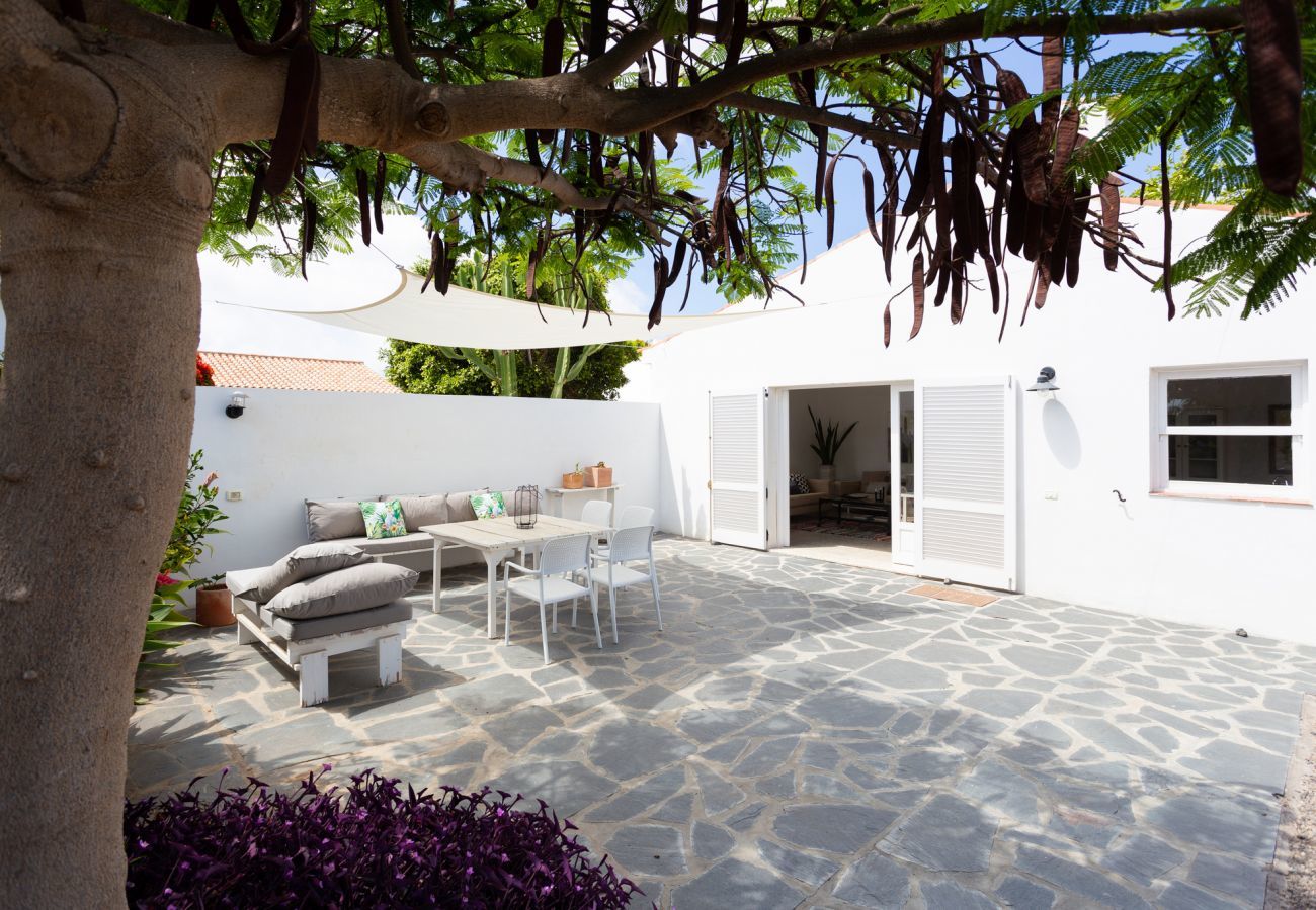 Casa Desiño II is a modern, detached holiday home with amazing outdoors in Guaza, Tenerife