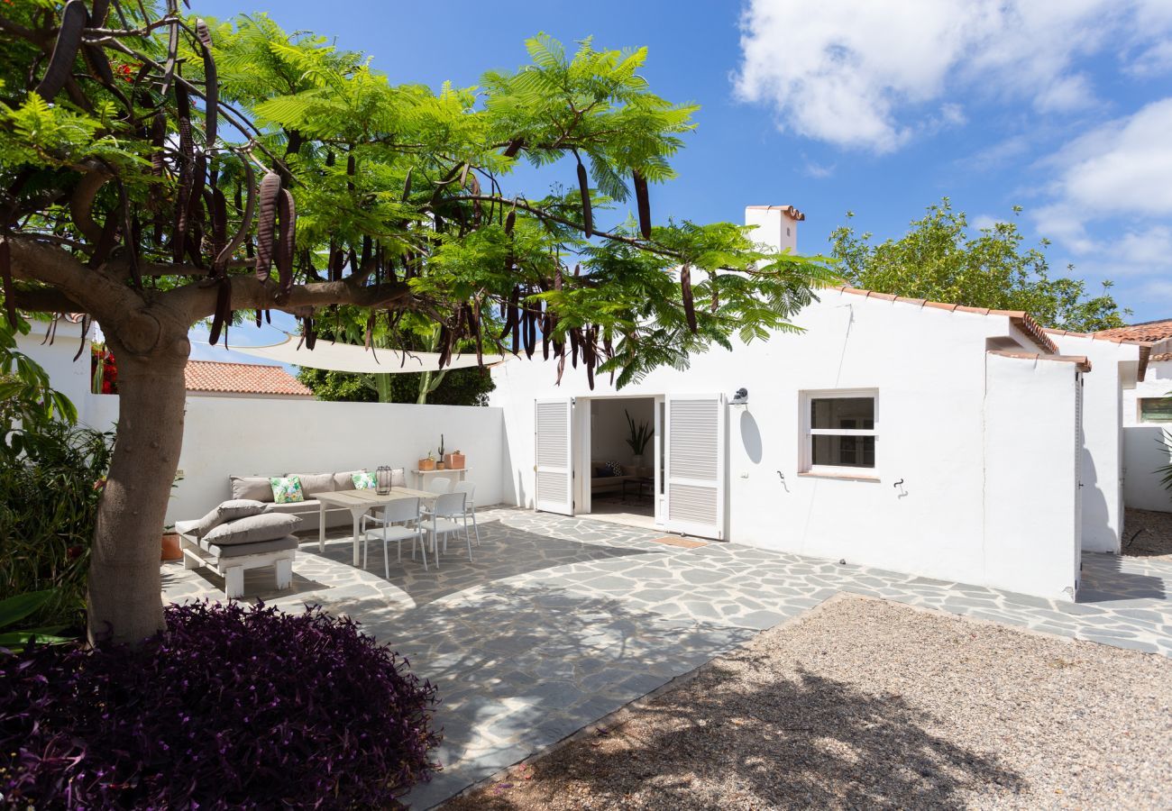 Casa Desiño II is a modern, detached holiday home with amazing outdoors in Guaza, Tenerife