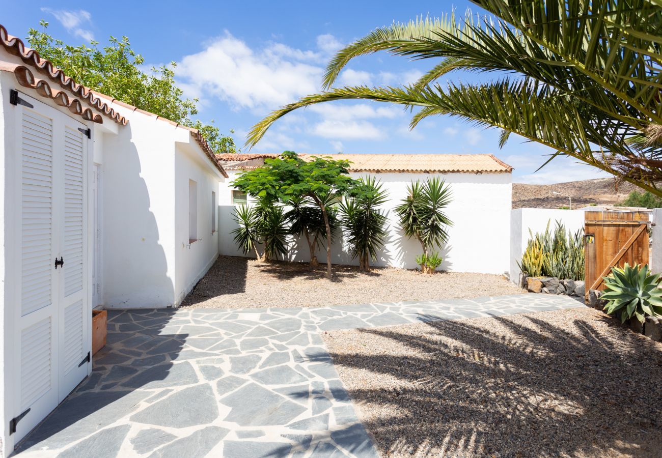 Casa Desiño II is a modern, detached holiday home with amazing outdoors in Guaza, Tenerife