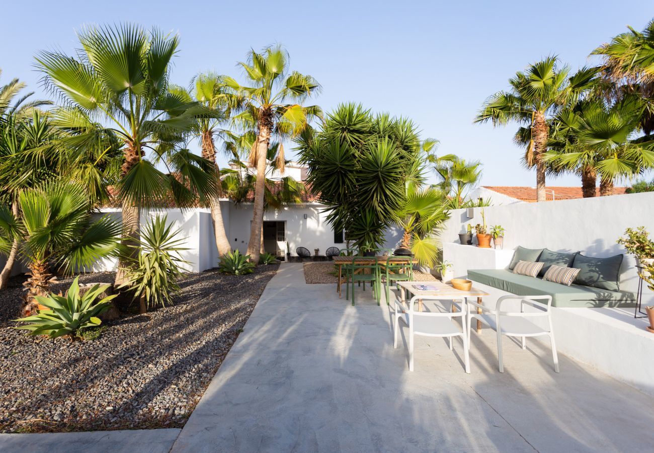 Casita Desiño Estudio is a stylishly decorated holiday home with lots of space and privacy. Near the sea in Guaza, Tenerife