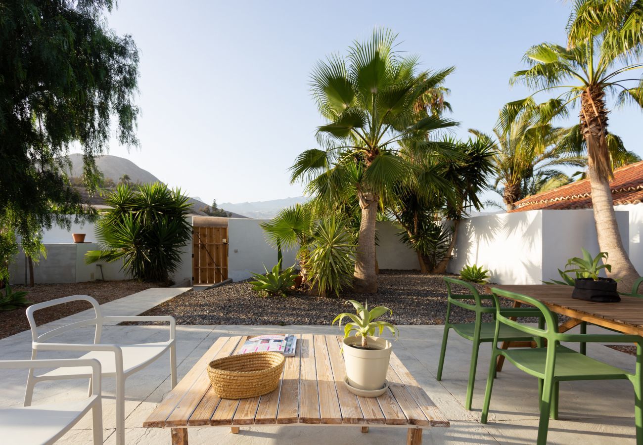 Casita Desiño Estudio is a stylishly decorated holiday home with lots of space and privacy. Near the sea in Guaza, Tenerife