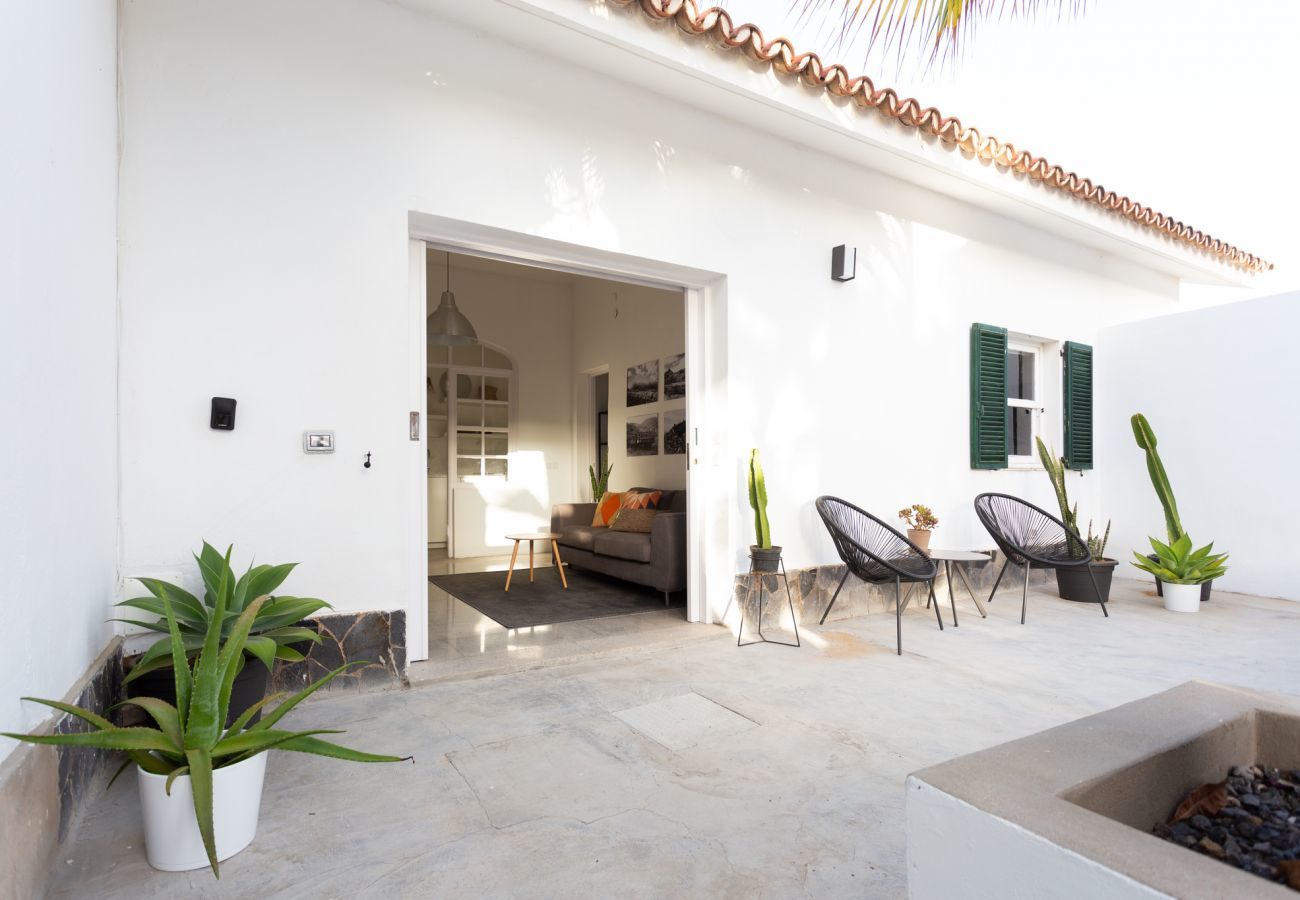 Casita Desiño Estudio is a stylishly decorated holiday home with lots of space and privacy. Near the sea in Guaza, Tenerife