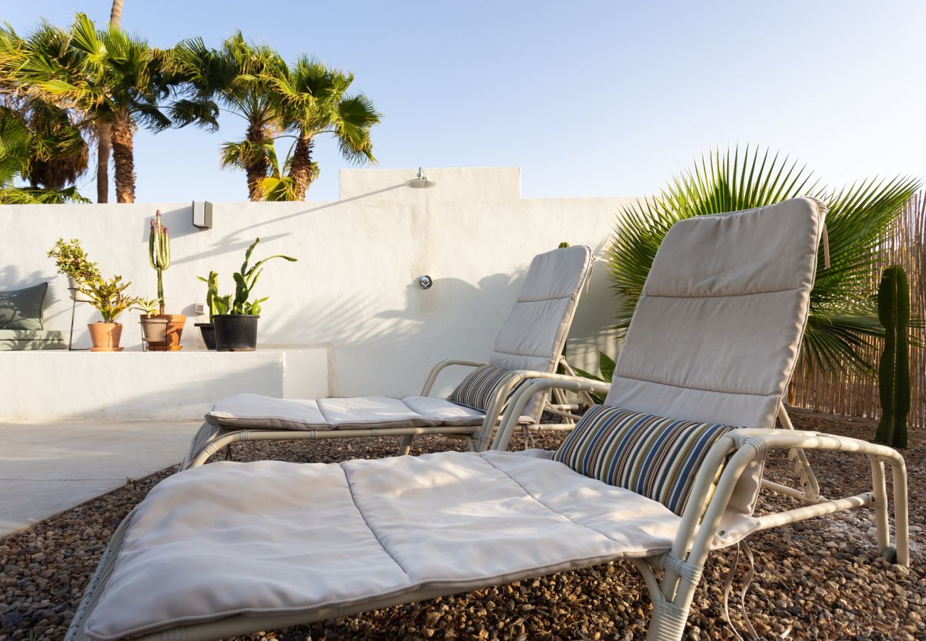 Casita Desiño Estudio is a stylishly decorated holiday home with lots of space and privacy. Near the sea in Guaza, Tenerife