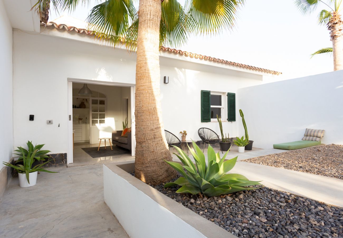 Casita Desiño Estudio is a stylishly decorated holiday home with lots of space and privacy. Near the sea in Guaza, Tenerife