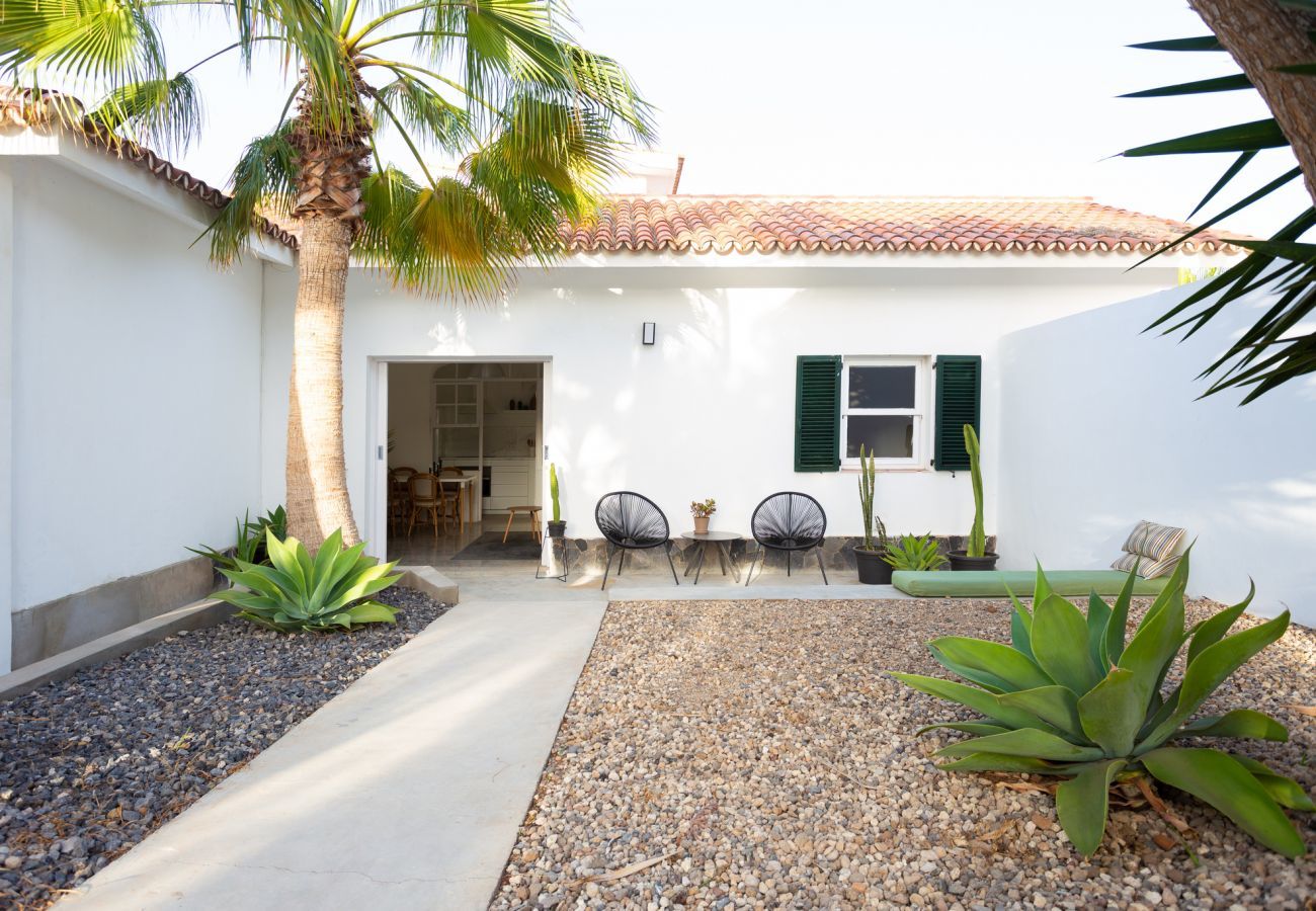 Casita Desiño Estudio is a stylishly decorated holiday home with lots of space and privacy. Near the sea in Guaza, Tenerife