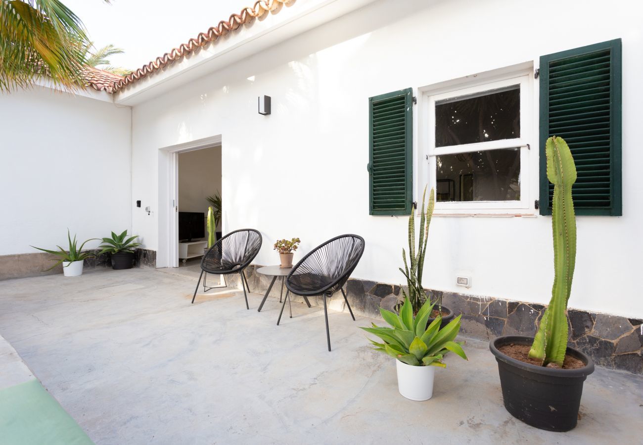 Casita Desiño Estudio is a stylishly decorated holiday home with lots of space and privacy. Near the sea in Guaza, Tenerife