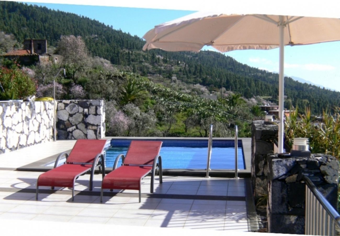 Villa Panoramico is a luxurious villa with heated private pool and sauna. With unique oceanview in Tijarafe, La Palma