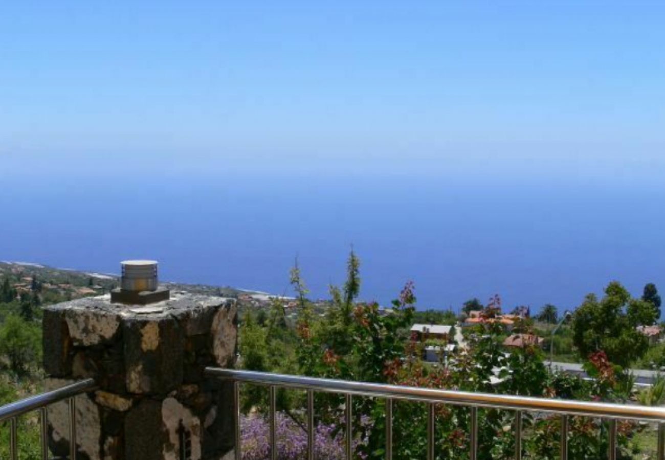 Villa Panoramico is a luxurious villa with heated private pool and sauna. With unique oceanview in Tijarafe, La Palma