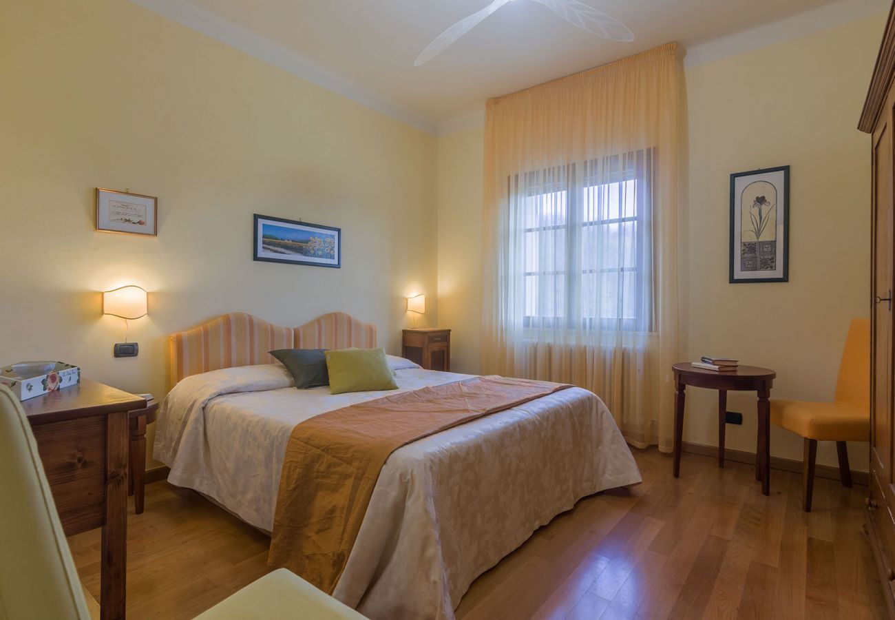 Villa Donna, spacious villa with private pool and amazing, unique views over the landscape of Le Marche, Urbania