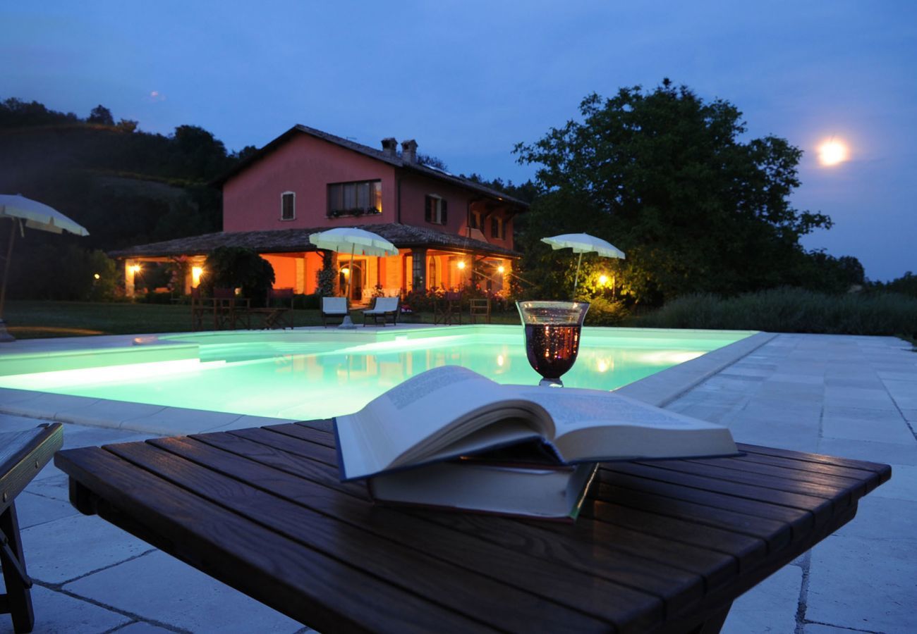 Villa Donna, spacious villa with private pool and amazing, unique views over the landscape of Le Marche, Urbania