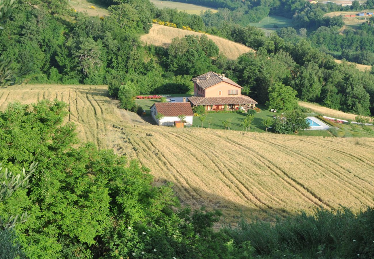 Villa Donna, spacious villa with private pool and amazing, unique views over the landscape of Le Marche, Urbania